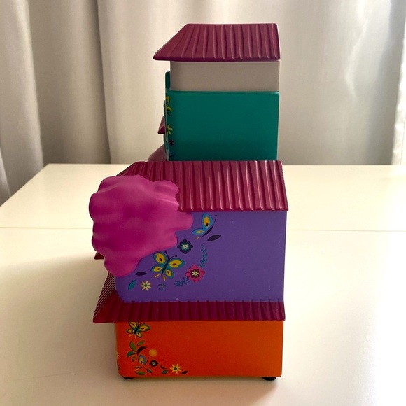 DISNEY PARKS ENCANTO SCULPTED CASA
MADRIGAL LIGHT-UP FIGURE NEW. - Picture 6 of 10